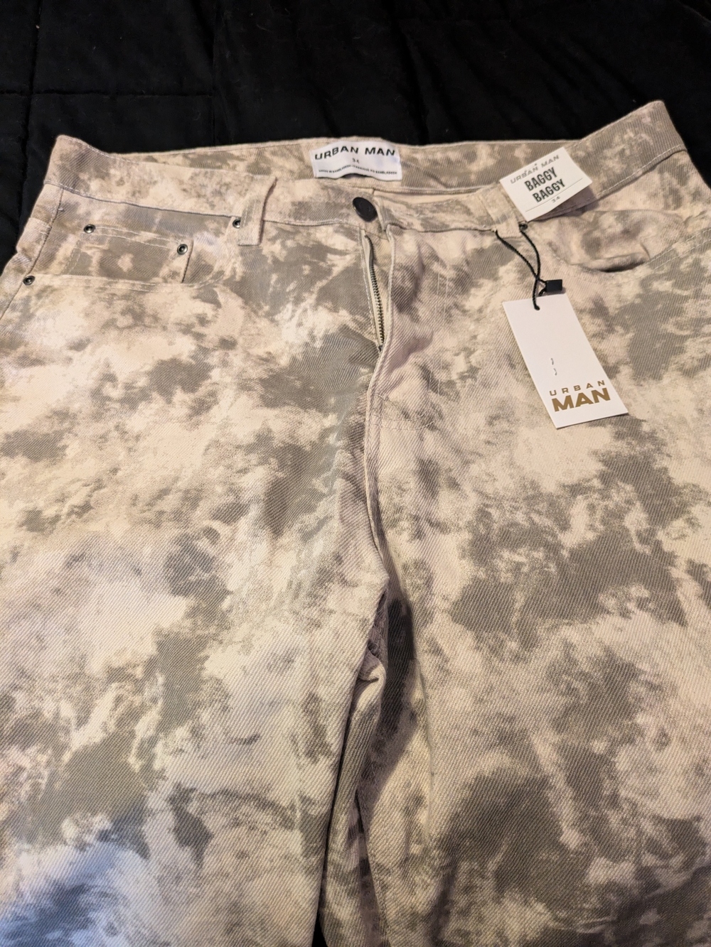 Urban Planet Men's Relaxed Tie-Dye Jeans in Beige and Light Gray